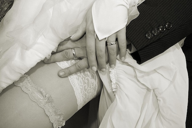 Zdjęcie zbliżenie pary noszącej pierścienie ślubne
