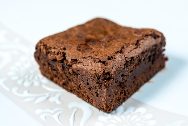 Zbliżenie pieczonego brązowego brownie