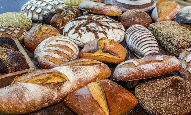 Zbliżenie pieczonego chleba w piekarni