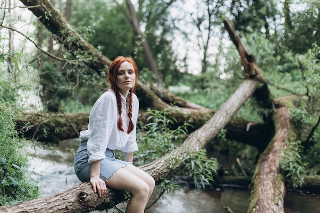 Zbliżenie piękna kobieta portret naturalne piegi na twarzy