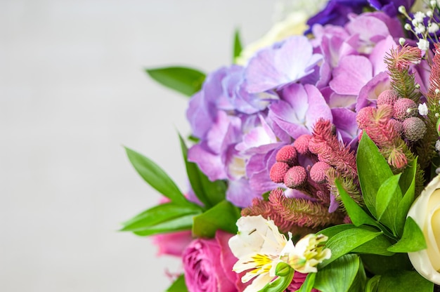 Zbliżenie pięknej fioletowej alstremerii lisianthus i róż w bukiecie