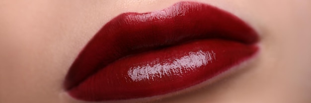 Zbliżenie pięknych kobiecych ust z czerwoną szminką