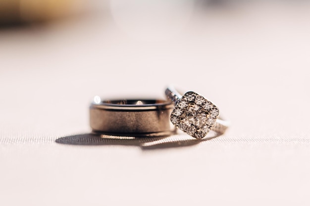 Zdjęcie zbliżenie pierścieni ślubnych na stole