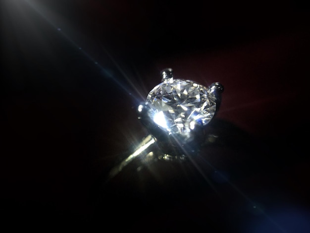 Zdjęcie zbliżenie pierścienia diamentowego