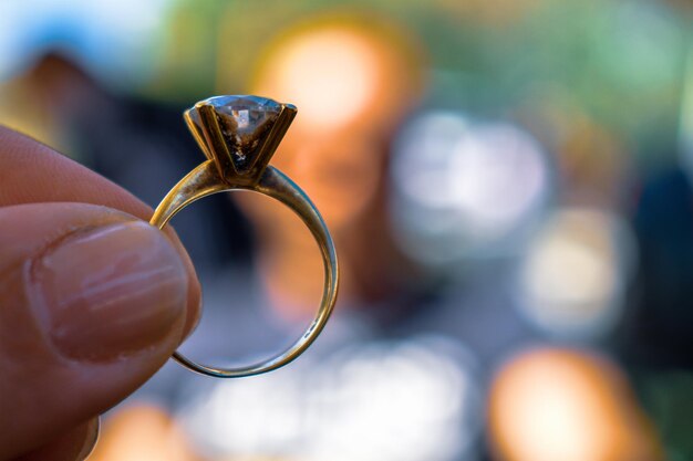 Zdjęcie zbliżenie pierścienia trzymającego rękę