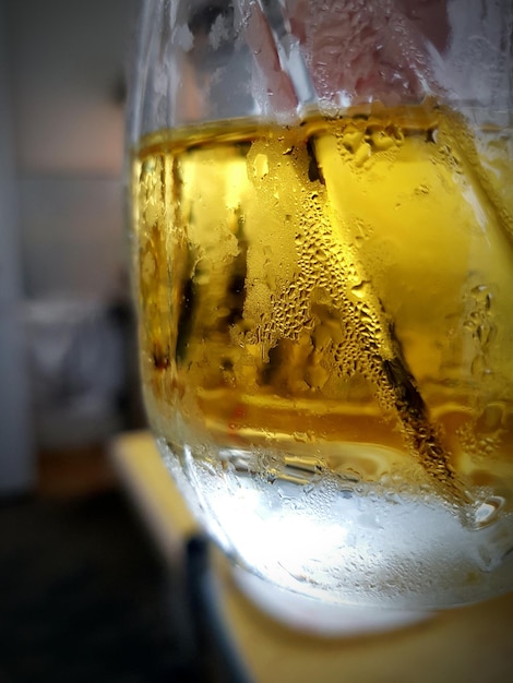 Zdjęcie zbliżenie piwa w szklance na stole