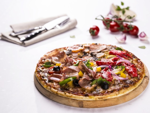 Zbliżenie pizzy na białym tle