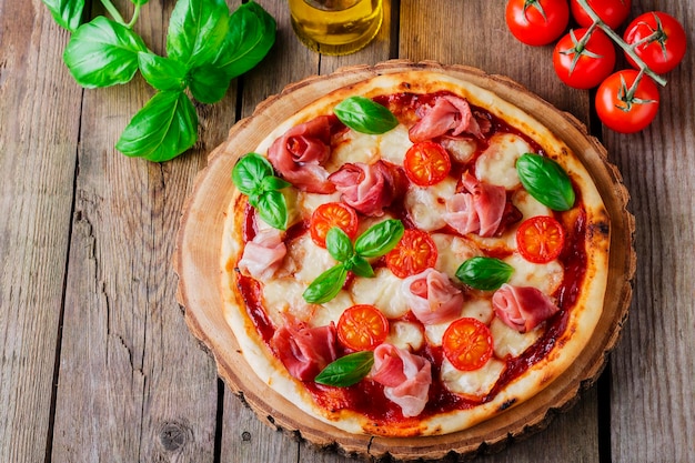 Zbliżenie pizzy na stole