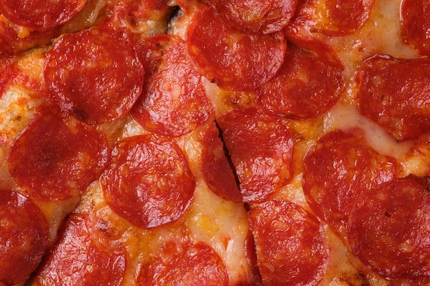 Zbliżenie Pizzy Pepperoni. Pizza Z Pikantną Kiełbasą, Sosem Pomidorowym I Serem Mozzarella.