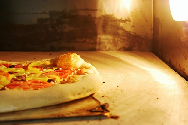 Zdjęcie zbliżenie pizzy podawanej na stole