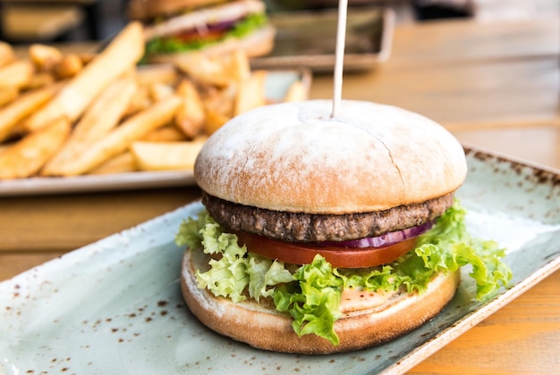 Zbliżenie podawanego hamburgera