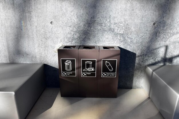 Zdjęcie zbliżenie pojemników na odpady do recyklingu