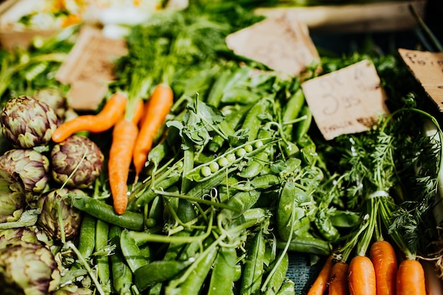 Zdjęcie zbliżenie pokrojonych warzyw na sprzedaż na stoisku rynkowym