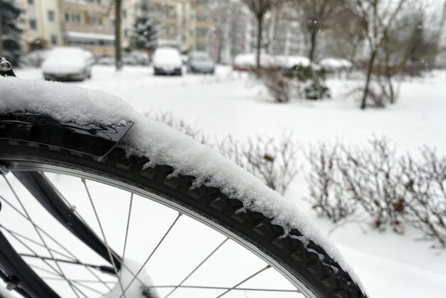 Zdjęcie zbliżenie pokrytej śniegiem opony rowerowej na polu