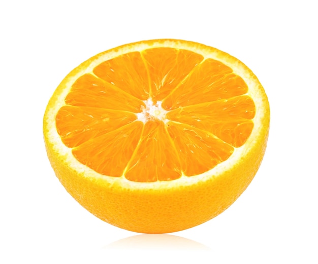 Zdjęcie zbliżenie pomarańczowego kawałka na białym tle