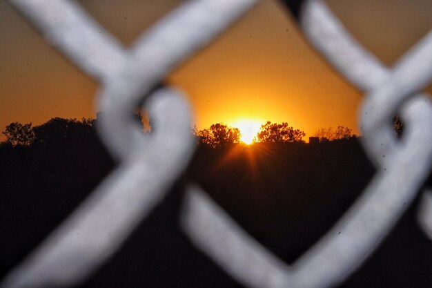 Zdjęcie zbliżenie pomarańczowego słońca