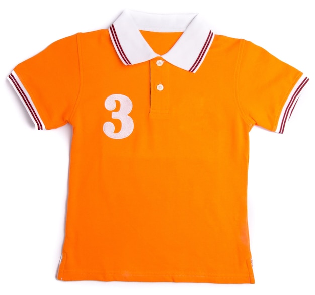 Zdjęcie zbliżenie pomarańczowej koszulki na białym tle