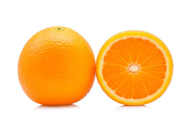 Zbliżenie pomarańczowych owoców na białym tle