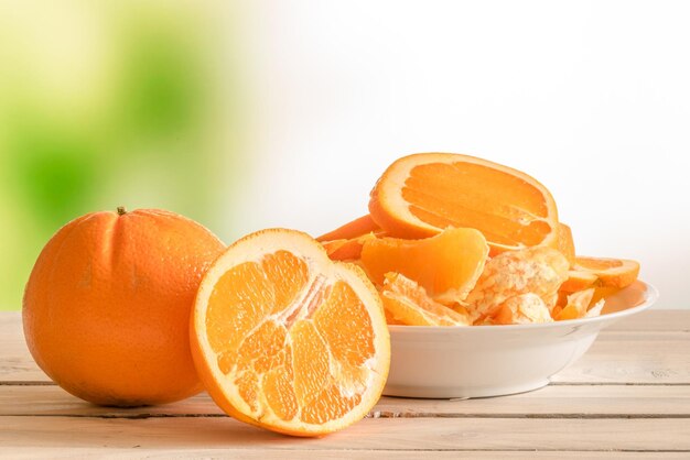 Zbliżenie pomarańczowych owoców na stole