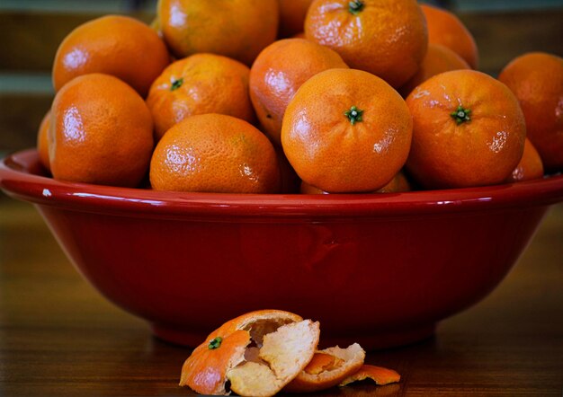Zdjęcie zbliżenie pomarańczowych owoców w misce na stole