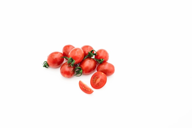 Zbliżenie pomidora biały na białym tle Widok z góry pomidora Zdrowe wegetariańskie jedzenie Zestaw wiśni