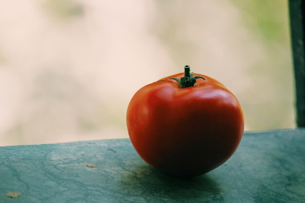 Zdjęcie zbliżenie pomidora na parapecie okna