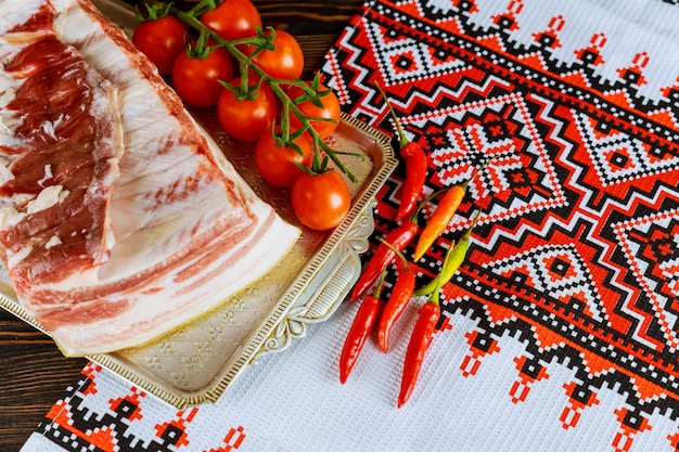 Zdjęcie zbliżenie pomidorów i mięsa na stole