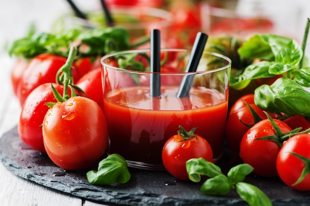Zdjęcie zbliżenie pomidorów i warzyw na stole