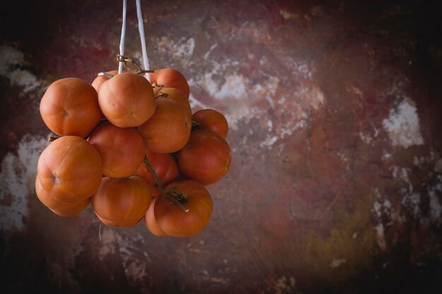 Zdjęcie zbliżenie pomidorów wiszących na ścianie