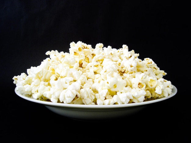 Zbliżenie popcornu na talerzu