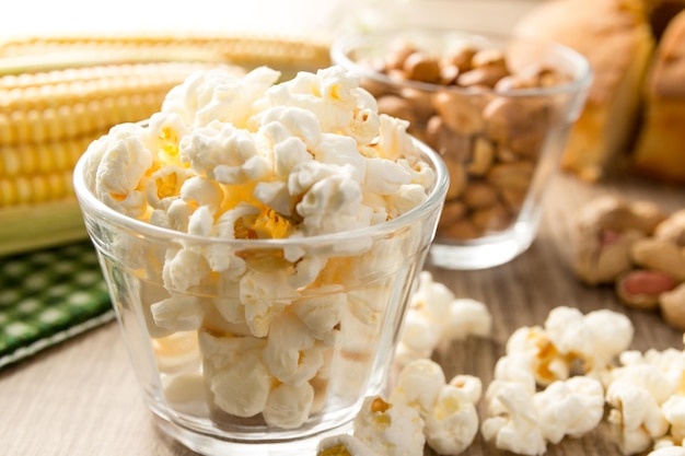 Zbliżenie popcornu w pojemniku na stole