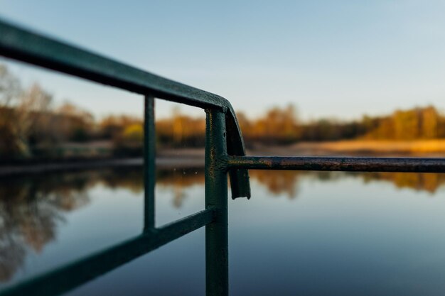 Zdjęcie zbliżenie poręczy na jeziorze na czystym niebie