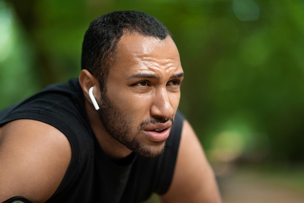 Zbliżenie Portret African American Młody Facet Jogging W Parku