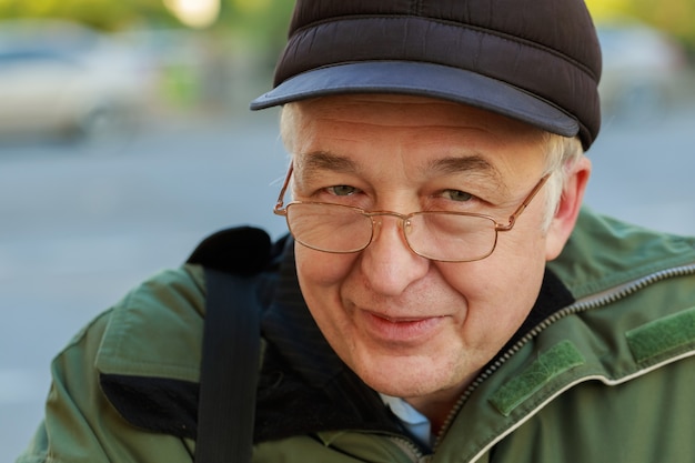 Zbliżenie Portret Atrakcyjny Starszy Mężczyzna Patrzeje Kamerę Stoi Outdoors