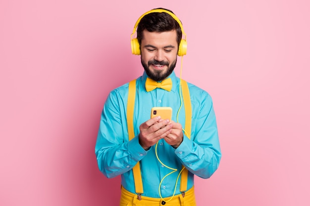 Zbliżenie Portret Brodaty Facet Trzymać Telefon W Słuchawkach Słuchać Muzyki