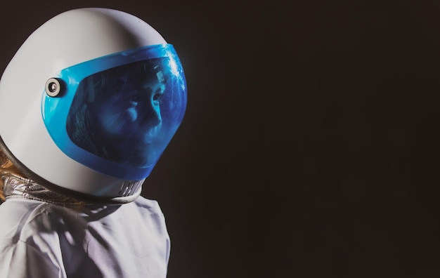 Zbliżenie portret chłopca dziecko gra astronauta mały kosmonauta