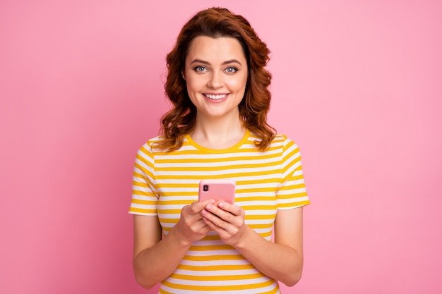 Zbliżenie portret dziewczyny korzystającej z urządzenia 5g aplikacji przeglądającej internet w Internecie