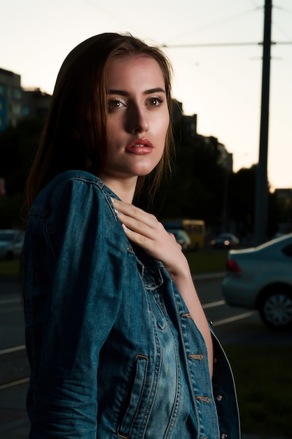 Zbliżenie portret glamour brunetka młoda kobieta pozowanie na ulicy wieczorem