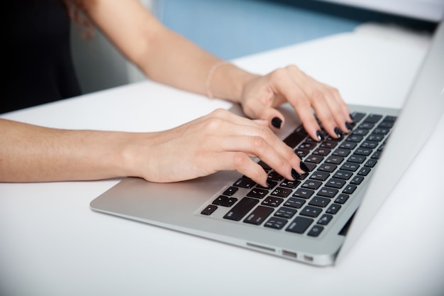 Zbliżenie portret kobiety ręce pisania na klawiaturze komputera