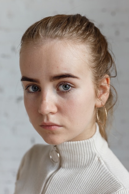 Zbliżenie portret miło kaukaski chuda nastolatka o blond włosach