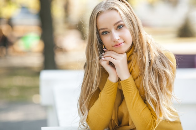 Zbliżenie portret młoda atrakcyjna kobieta outdoors z kopii przestrzenią. Model piękna blond dziewczyna. Wesoła ladyin wiosna, jesień, jesień.