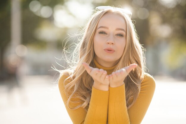 Zbliżenie portret młoda atrakcyjna kobieta outdoors z kopii przestrzenią. Model piękna blond dziewczyna. Wesoła ladyin wiosna, jesień, jesień.