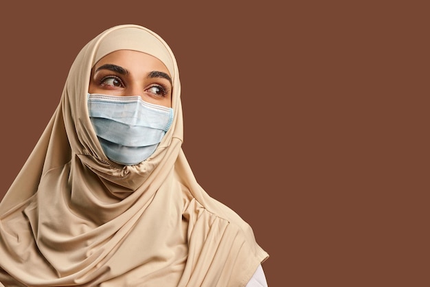 Zbliżenie portret muzułmańskiej kobiety w masce Pojęcie medycyny opieki zdrowotnej