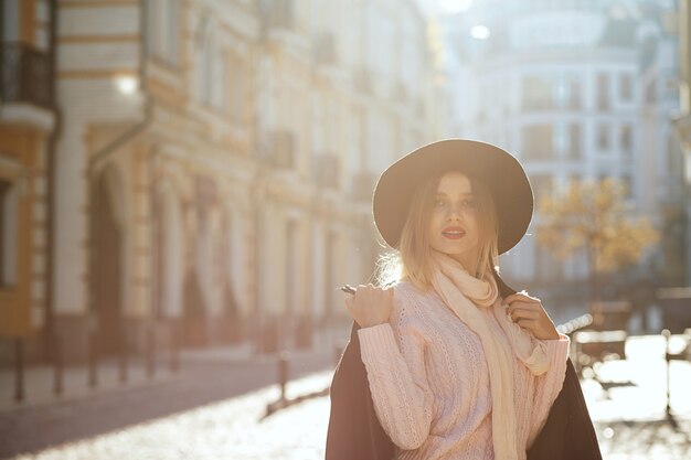 Zbliżenie Portret Niesamowite Blond Dama Sobie Kapelusz I Sweter Pozowanie Ze światłem Słonecznym. Miejsce Na Tekst