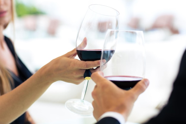 Zbliżenie portret para picia wina w restauracji