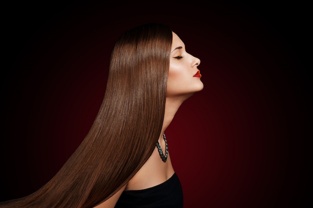 Zbliżenie portret piękna młoda kobieta z eleganckim długim błyszczącym włosy