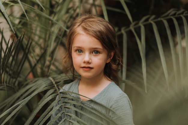 zbliżenie portret pięknego dziecka o idealnej skórze i blond włosach