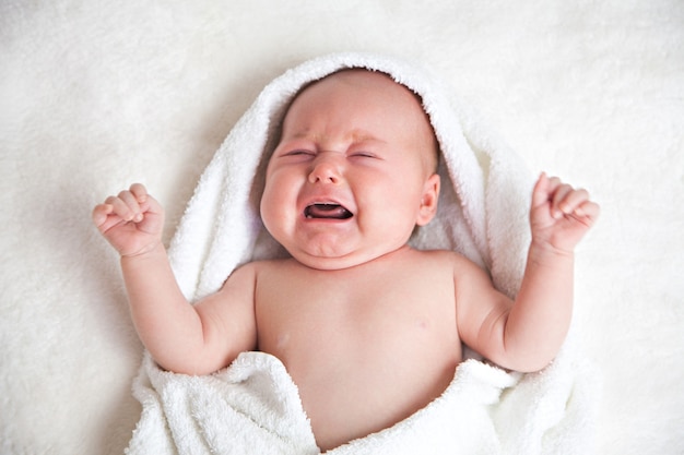 Zbliżenie portret płacz noworodka dziewczynka