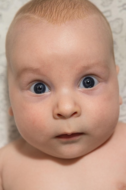 zbliżenie portret trzymiesięcznego dziecka o niebieskich oczach