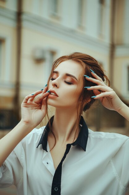 Zbliżenie portret uśmiechnięta ładna dziewczyna